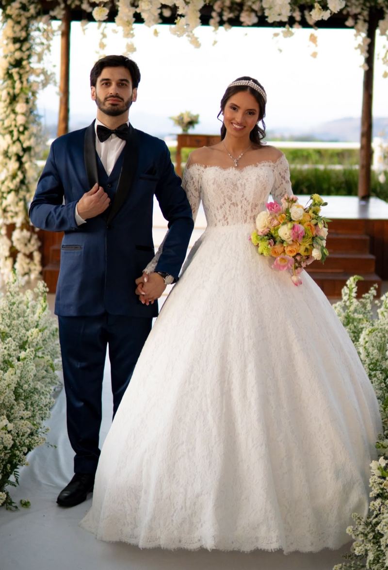 Sara e o marido de mãos dadas no altar