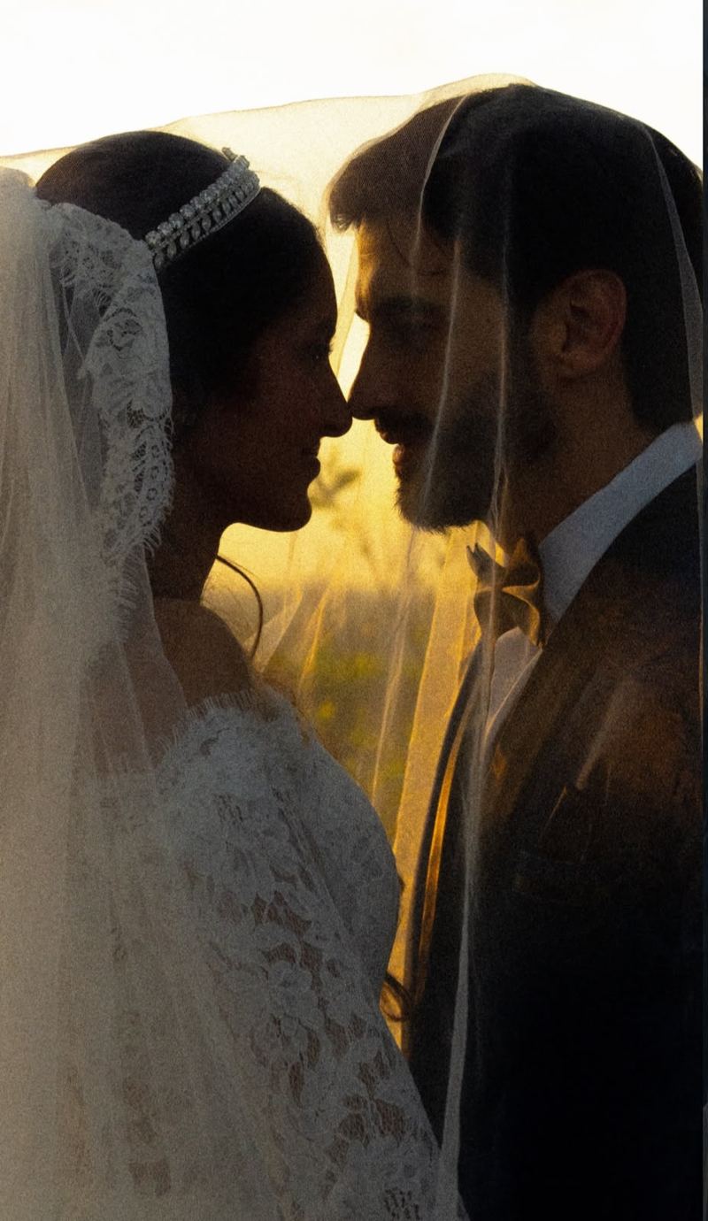 Sara e o marido sob o véu no dia do casamento